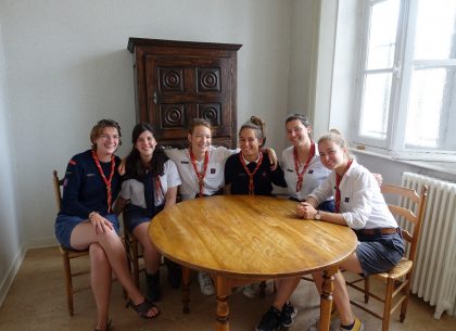 Les Guides-aînées de Tours plantent la tente à Malestroit