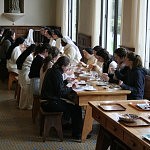 Accueil des jeunes au réfectoire du monastère